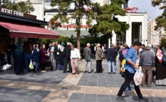 Kayseri'de ekmek kuyruğu oluştu!