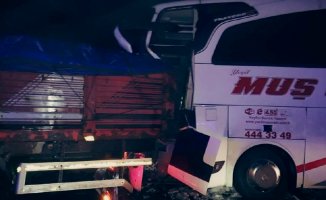 Bingöl'de Yolcu Otobüsü kaza yaptı! 9 Yaralı