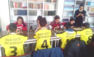 Eleşkirt'te İlokullar Satranç Turnuvasında yarışıyor