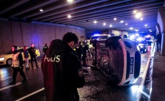 Taksi Kovalayan Polis Aracı Devrildi! 2 Yaralı
