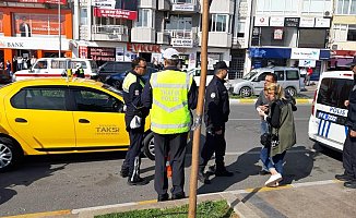 Bindiği Taksiciyi Rehin Aldı