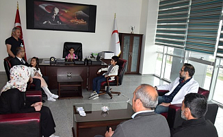 Başhekim Koltuğuna Hasta Çocuk Oturdu