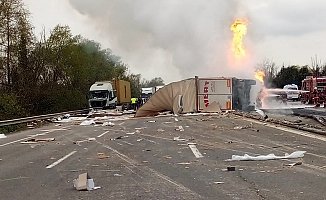 TEM'de TIR Devrildi! Yol Ulaşıma Kapandı!