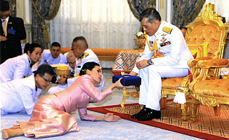 Tayland Kralının Teni Eşi Generali Oldu