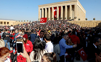 Binlerce Kişi Anıtkabir'de!