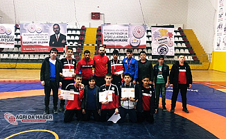 Ağrı’lı Güreşçilerden 9 Madalya