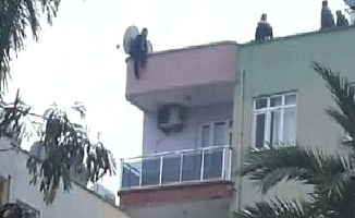 Eşi Çiçeği Kabul Etmeyince Çatıya Çıktı!