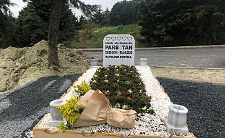 Oğlunun Mezarına Bileklik ve Çiçekle Gitti