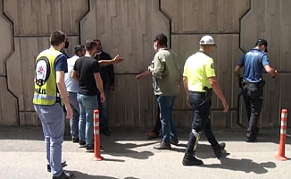 Ehliyetsiz sürücü polise bıçakla saldırdı!