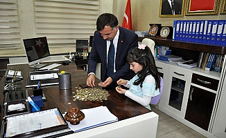 Minik Kardelen Ağrı'da 'Biz Bize Yeteriz Türkiyem' kampanyasına kumbarasını bağışladı