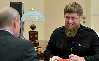 Kadirov annesini öven çocuklara binlerce dolar dağıttı