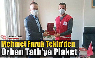 Mehmet Faruk Tekin’den Orhan Tatlı'ya Plaket