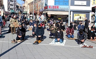 Cuma Namazını Caminin Avlusunda kıldılar