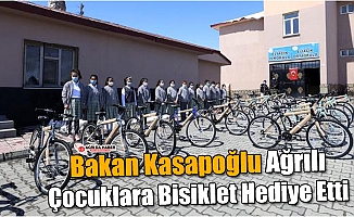 Bakan Kasapoğlu Ağrılı Çocuklara Bisiklet Hediye Etti