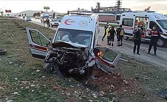 Kahramanmaraş'ta ambulans ve otomobil çarpıştı!