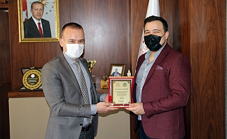 Mehmet Faruk Tekin'den Başarılı Avukata Plaket