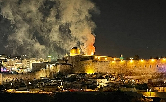 İsrailliler Mescid-i Aksa'da Çıkan Yangını Kutladı