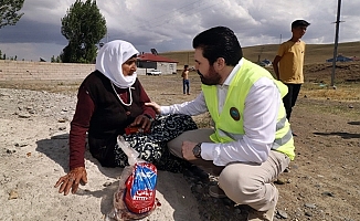 Ağrı Belediye Başkanı Savcı Sayan, Kurban Eti Dağıttı