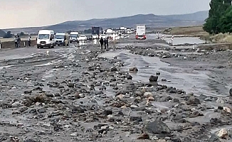Ağrı'da Sel Suları Karayolunu Trafiğe Kapattı!