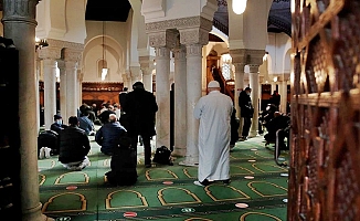 Fransa'da İslam'ı ve Müslümanları hedef alan yasa meclisten geçti