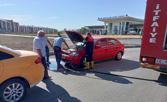 Ağrı'da seyir halindeki aracın motorunda yangın çıktı