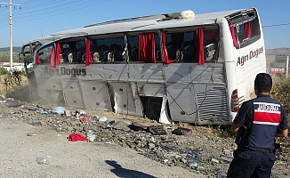 Ağrı otobüsü kaza yaptı, 33 kişi hastaneye kaldırıldı