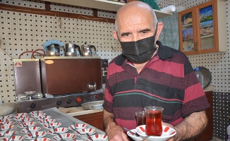 Osman dede 60 yıldır aynı mahallede çaycılık yapıyor
