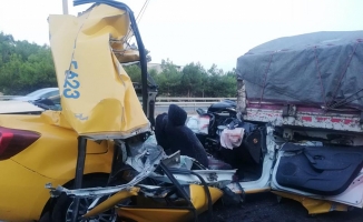 Ticari taksi tırla çarpıştı: 1 ölü, 2 ağır yaralı