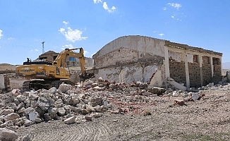 Diyadin'de metruk binaların yıkımına başlandı