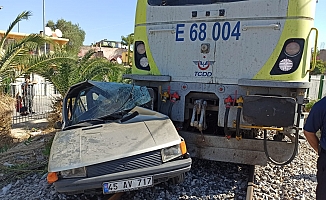 Tren Otomobile Çarptı: 1 Kişi Yaralandı