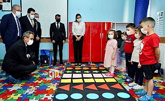 Bakanı Özer, öğrencilerle satranç oynadı
