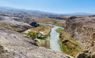 Diyadin'de Kudret Köprüsü doğal manzarasıyla büyülüyor