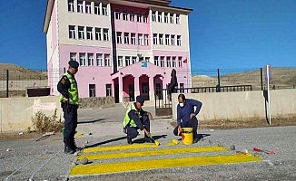 Diyadin ilçesinde "Önce Yaya" şerit çizgileri çizildi