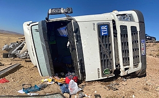 Taşlıçay'da kontrolden çıkan tır devrildi!