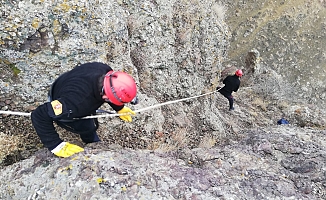 Doğubayazıt'ta kayalıklarda mahsur kalan vatandaş kurtarıldı