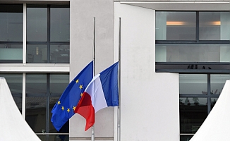 Fransa bayrağında renk değişti!