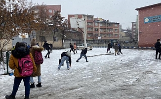 Ağrı beyaza büründü, karın tadını çocuklar çıkardı