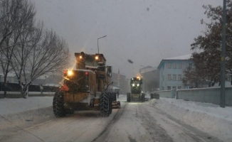Ağrı Belediyesi'nin kar çalışmaları devam ediyor