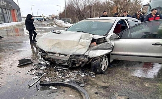 Ağrı'da çıkan trafik kazasında 2 kişi yaralandı!