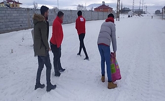 Türk Kızılay Diyadin Gönüllüleri Sokak Hayvanlarına Yem Bıraktı