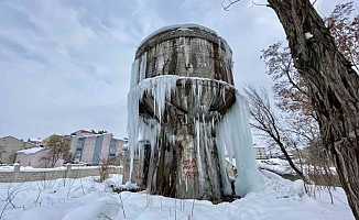 Ağrı'da aşırı soğuktan dolayı buz sarkıtları oluştu!