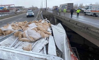 Ağrı'da iki köprü arasına düşen tırın şoförü kıl payı kurtuldu