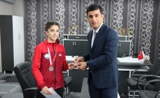 Eleşkirt Kaymakamı, Güreşte Türkiye 3. Olan Aleyna'ya altın ödülü verdi