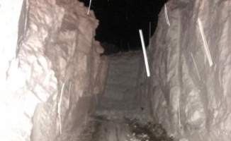 Eleşkirt'te yolu kapanan köye, kardan tünelle ulaşım sağlanıyor