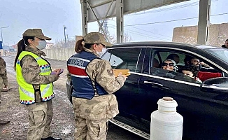 Hamur'da Kadın Jandarma Personelleri, Kadınlar Günü’nü Kutladı