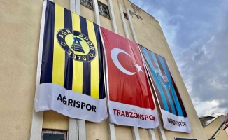 Başkan Sayan, belediye binasına Trabzonspor ve Ağrıspor bayrağını