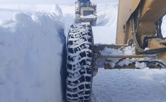 Diyadin'de kar çalışmaları devam ediyor