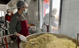 Kızılay Ağrı Şubesi'nden her gün 4 bin 500 kişilik yemek yapılıyor