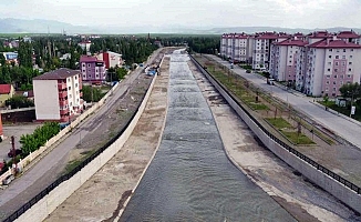 Ağrı'da Taşlıçay deresinin çalışmaları devam ediyor