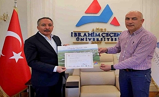 AİÇÜ Rektörü Karabulut'a teşekkür belgesi verildi